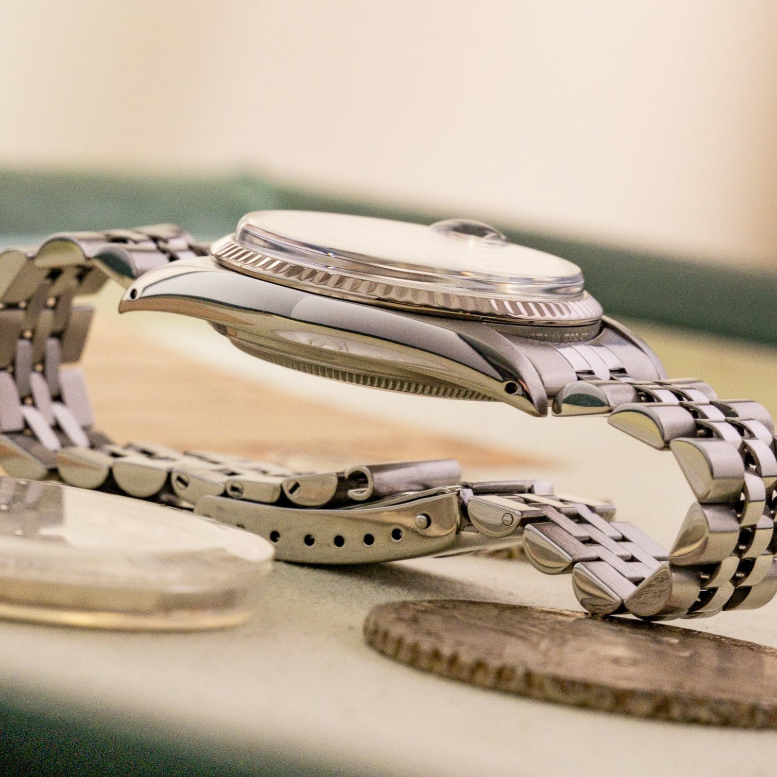Side view of a Datejust 16014 on its Jubilee bracelet